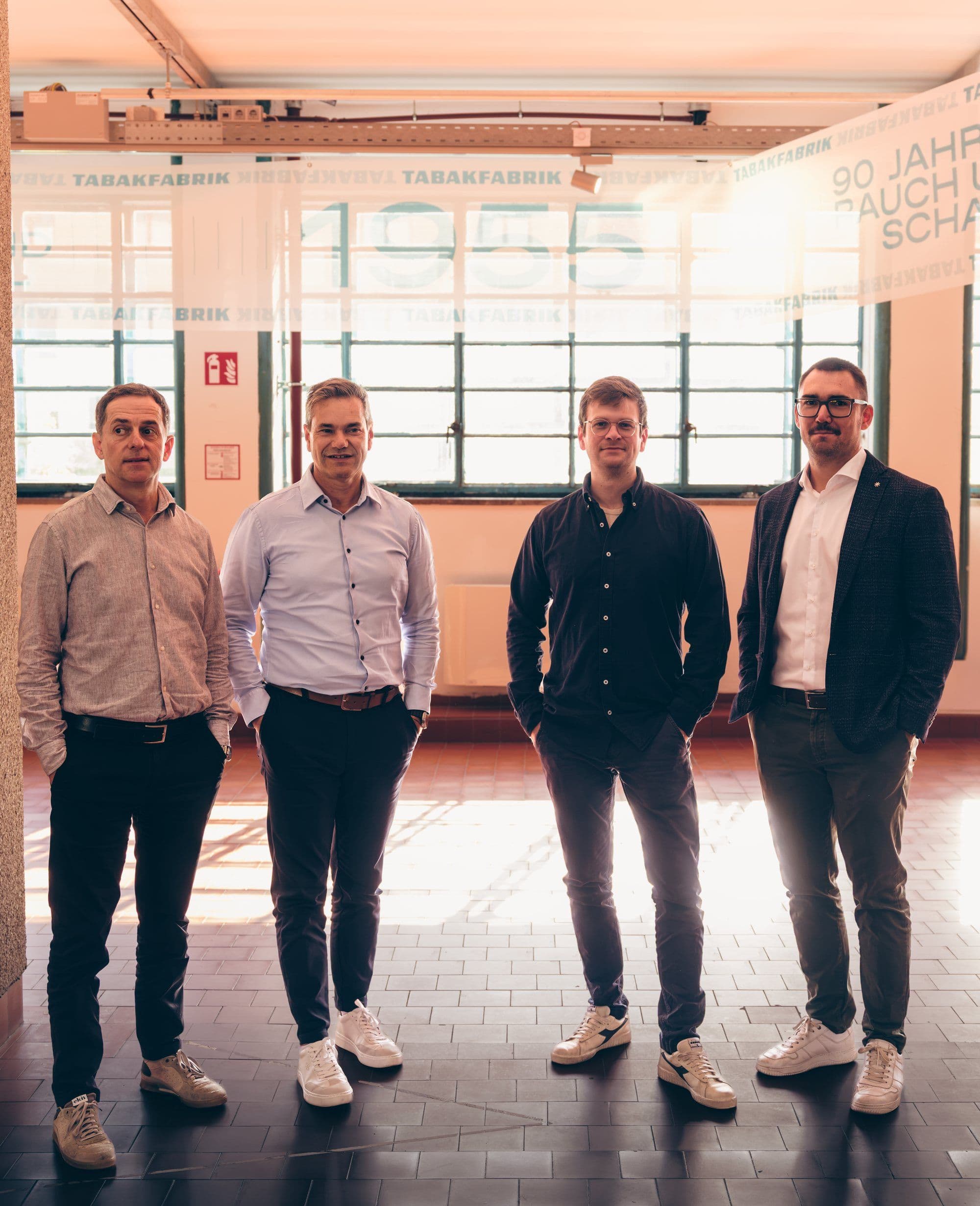 Franz Hönigl, Wolfgang Auer, Julian Kranner und Moritz Zieher im Fensterlicht der Tabakfabrik