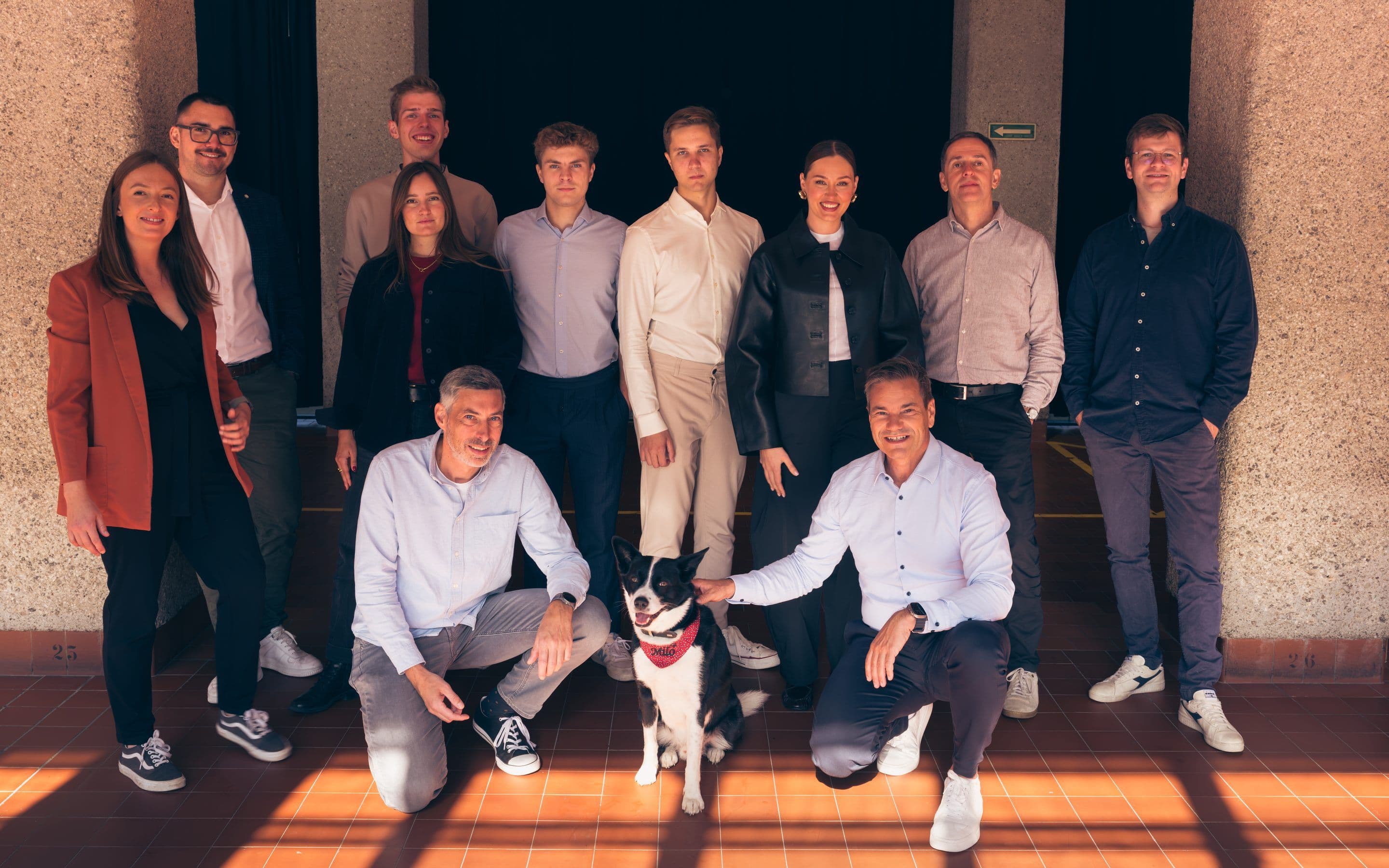 Das Team von Minotera mit Hund in der Säulenhalle der Tabakfabrik Linz